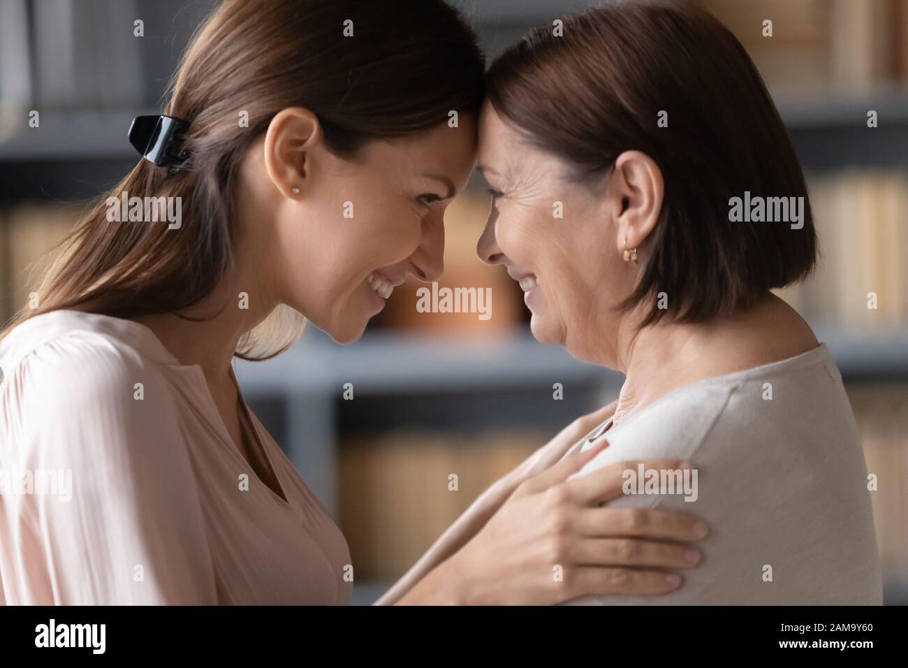 Fröhliche Erwachsene Mutter und Tochter umarmen den Moment Stockfoto