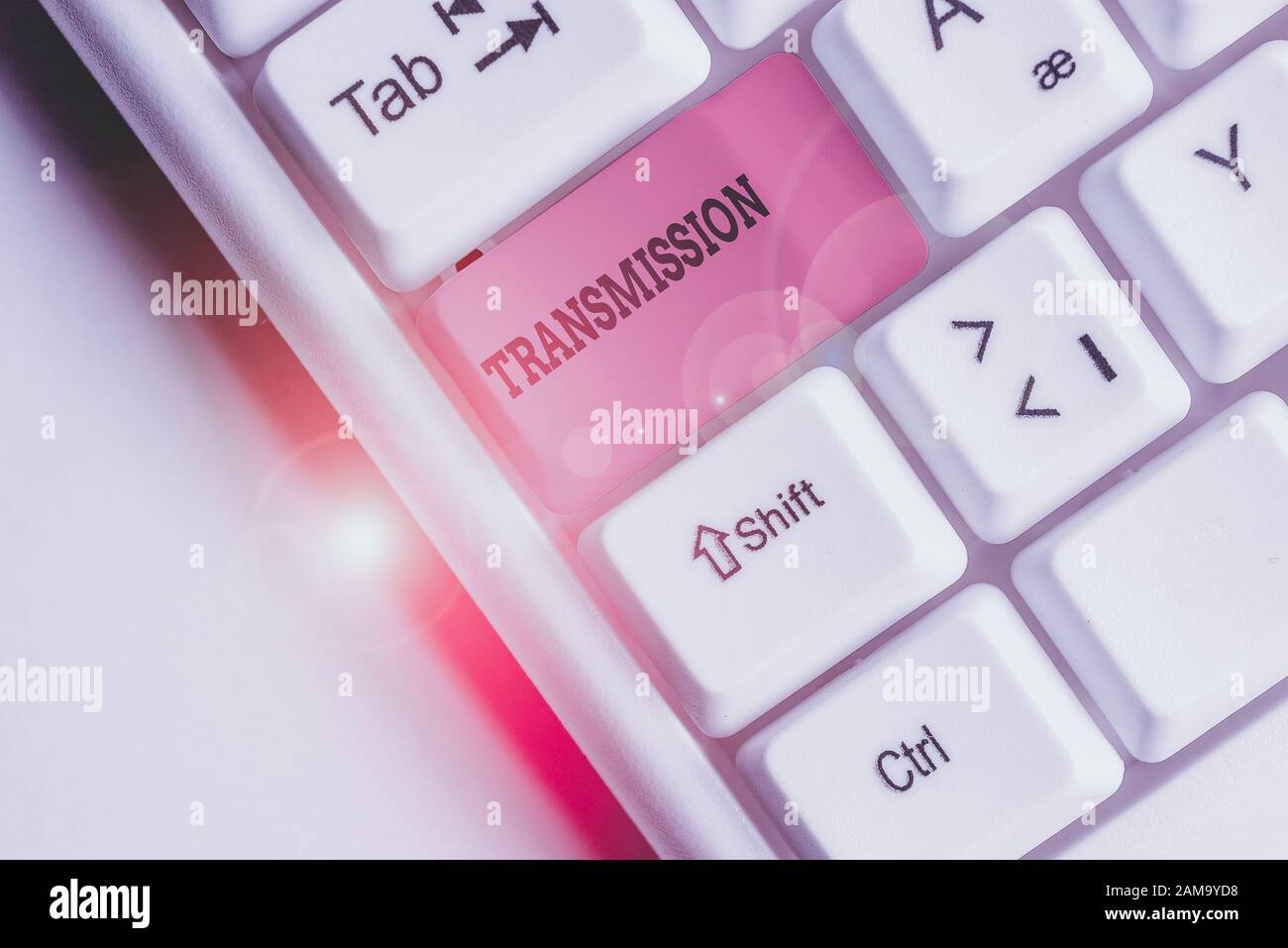 Wort schreiben Text Übertragung. Business Foto auto motor Teil präsentiert Hochspannungsleitungen elektrische Drähte Weiß pc-Tastatur mit leeren Hinweis Stockfoto