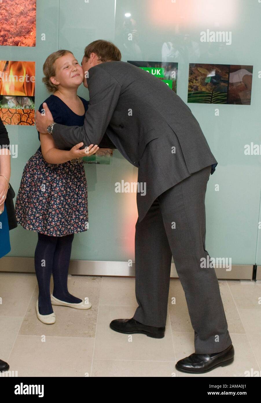 HRH Prince William eröffnet 2009 offiziell das 78 Millionen Pfund schwere Darwin Center im Natural History Museum, London. Die Einheit enthält eine interaktive Wand, die von der 10-jährigen Melissa Shaw demonstriert wird. Stockfoto