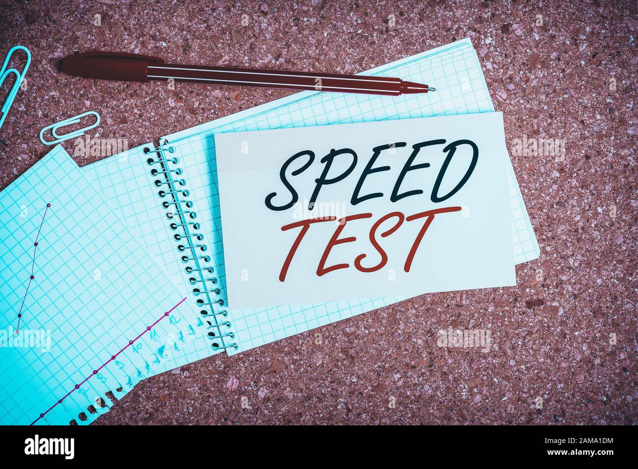 Handschrift text Speed Test. Konzeptionelle Foto psychologischen Test für die maximale Drehzahl von der Wahrnehmung einer Aufgabe Schreibtisch notebook Office Papier Pappe Papier Stockfoto