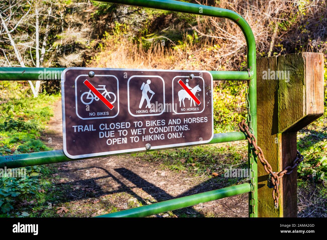 Schild am Eingang auf einem der Wege, die nur zum Wandern geöffnet sind, und Warnung, dass es wegen nasser Bedingungen für Fahrräder und Pferde gesperrt ist, Santa Stockfoto