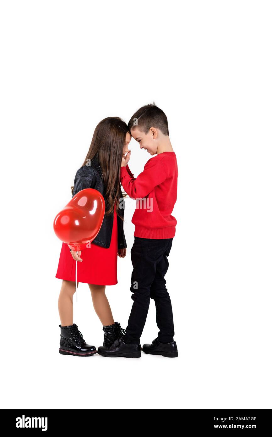 Gluckliche Kinder Mit Rotem Herzballon Isoliert Auf Weissem Hintergrund Junge Das Madchen Kusst Valentinstag Stockfotografie Alamy