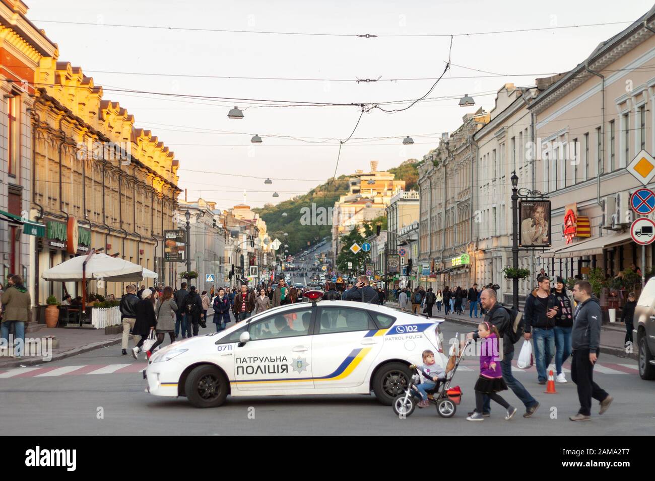 Kiew, Ukraine, 14. Mai 2017. Fußgänger und ein Polizeiwagen auf der Straße Petra Sagaydachogo Stockfoto