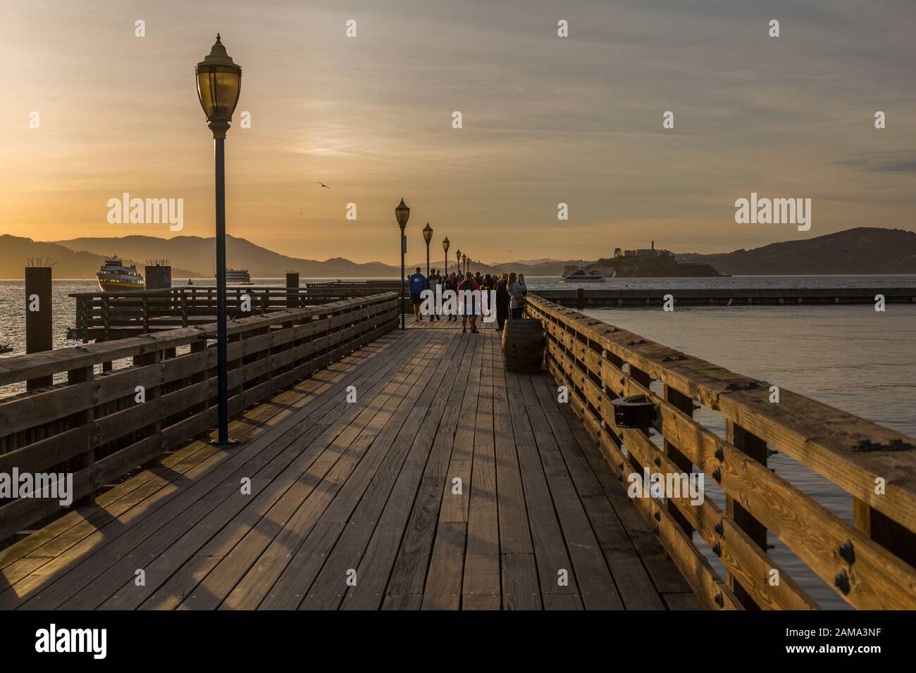 Blick auf Alcatraz und Pier in Fishermans Wharf bei Sonnenuntergang, San Francisco, Kalifornien, Vereinigte Staaten von Amerika, Nordamerika Stockfoto