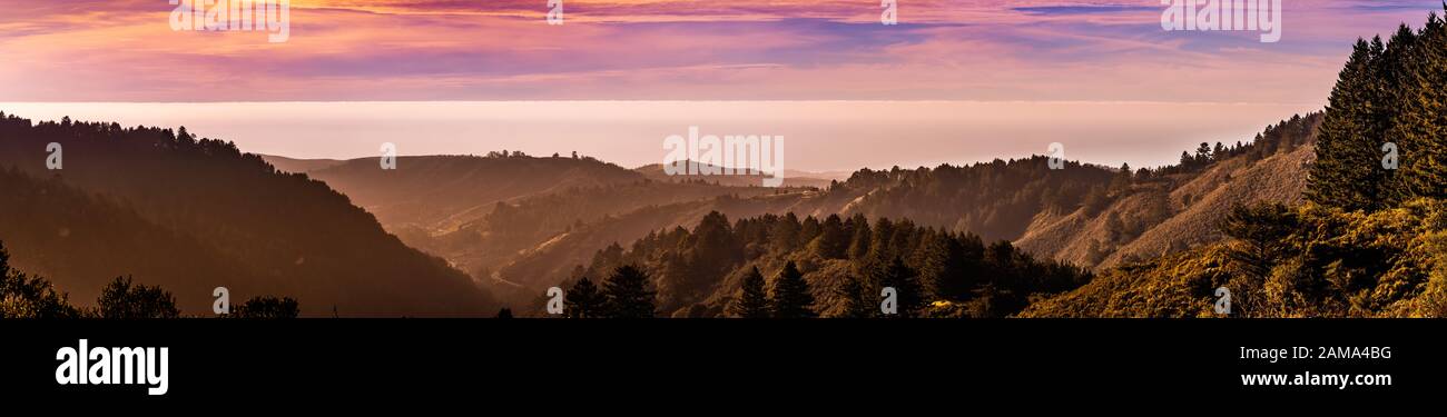 Panoramablick auf Hügel und Täler in den Bergen von Santa Cruz, Wolken über den Himmel und den Pazifischen Ozean, San Francisco Bay Area, Kalifornien Stockfoto