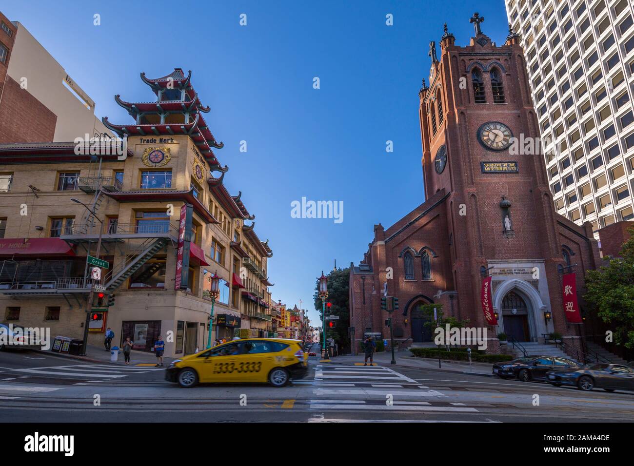 Blick auf Die Old St Mary's Cathedral an Der Grant Avenue in Chinatown, San Francisco, Kalifornien, Vereinigte Staaten von Amerika, Nordamerika Stockfoto