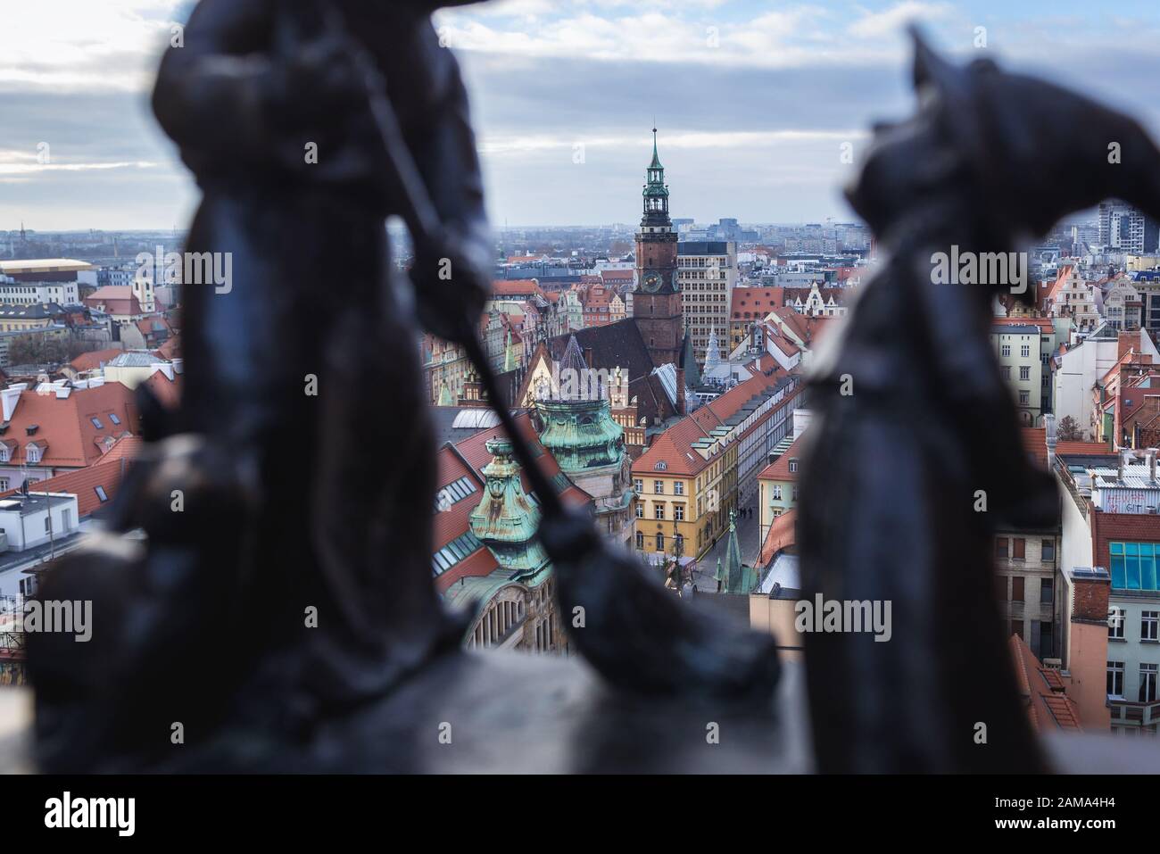 Altes Rathausgebäude von der Hexenbrücke aus zwischen Türmen der Maria-Magdalena-Kirche in Wroclaw, Region Silesia in Polen Stockfoto