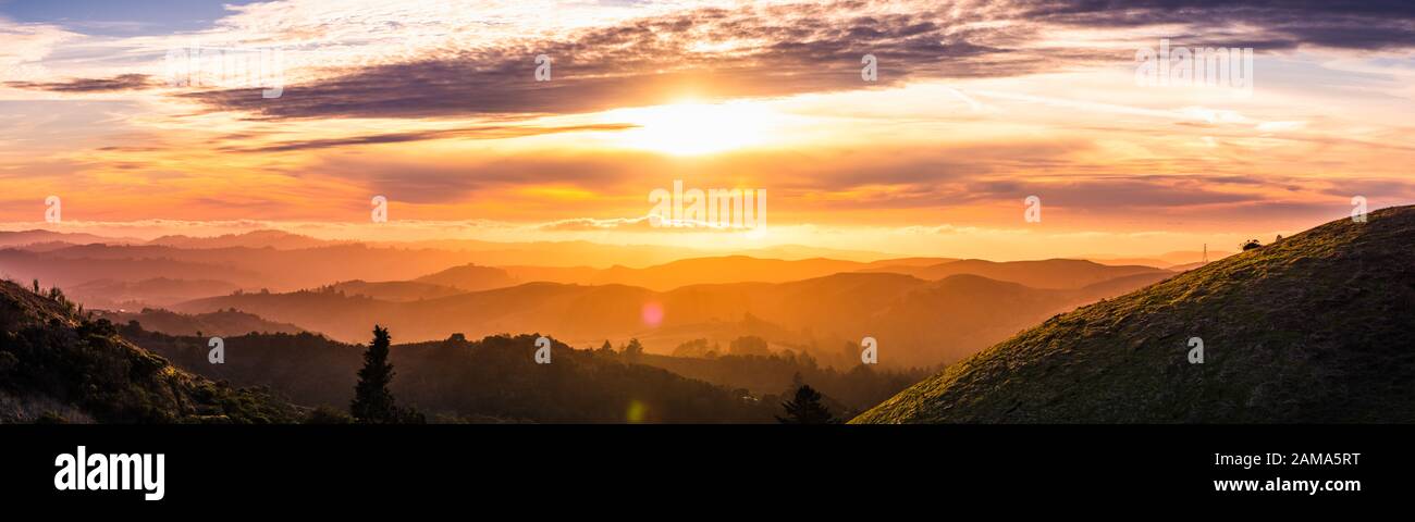 Sonnenlicht platzt durch die Wolken und beleuchtet die Hügel und Täler der Santa Cruz Berge, Wolken über dem Himmel und dem Pazifischen Ozean; Sa Stockfoto