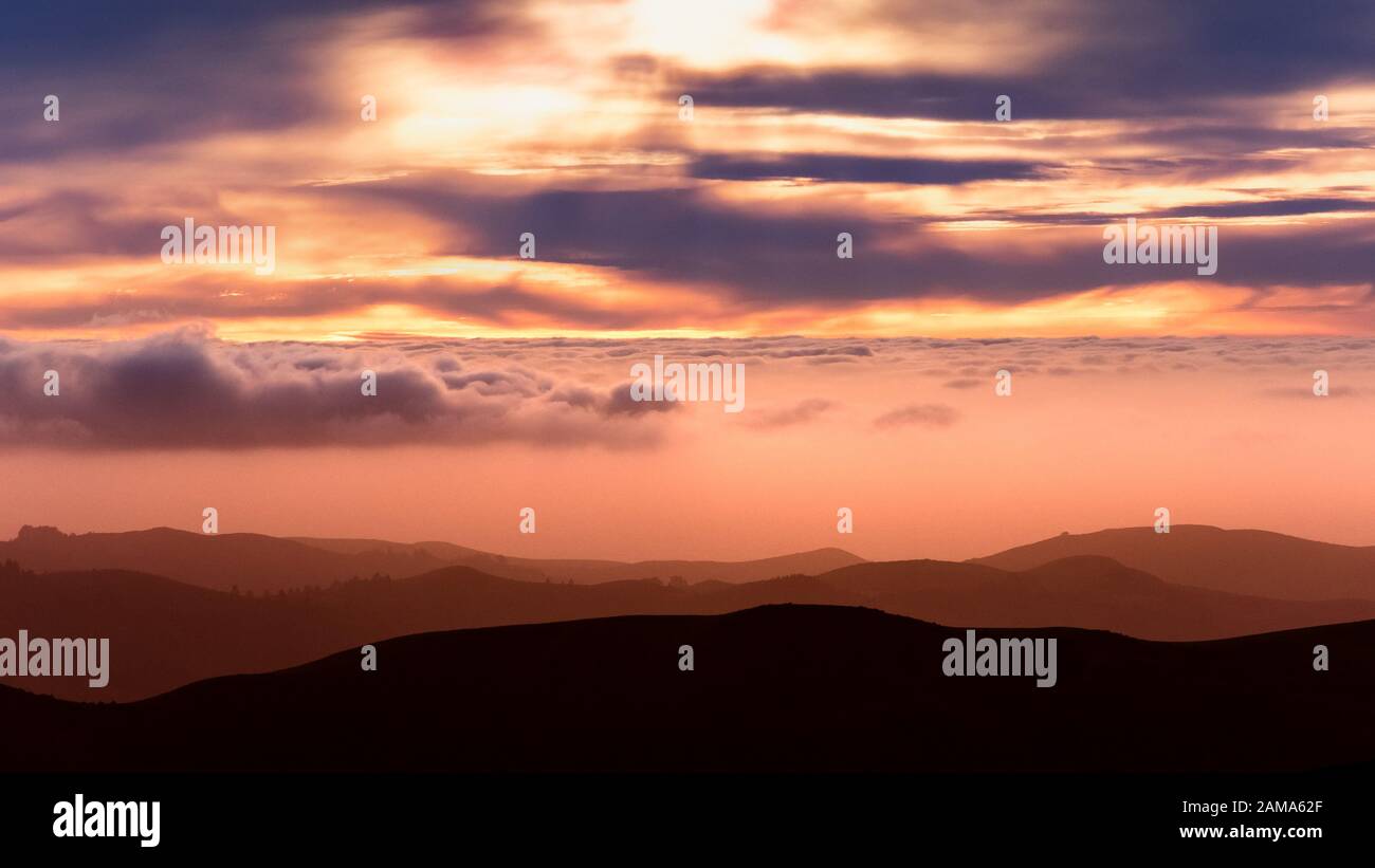Blick auf das Meer der Wolken bei Sonnenuntergang über den Hügeln und Tälern der Santa Cruz Berge; San Francisco Bay Area, Kalifornien Stockfoto