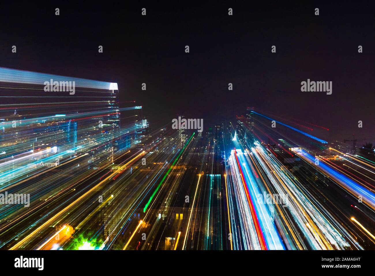Abstrakte, bewegte Stadtlichter; Bewegungsunschärfe bei längerer Belichtung Stockfoto