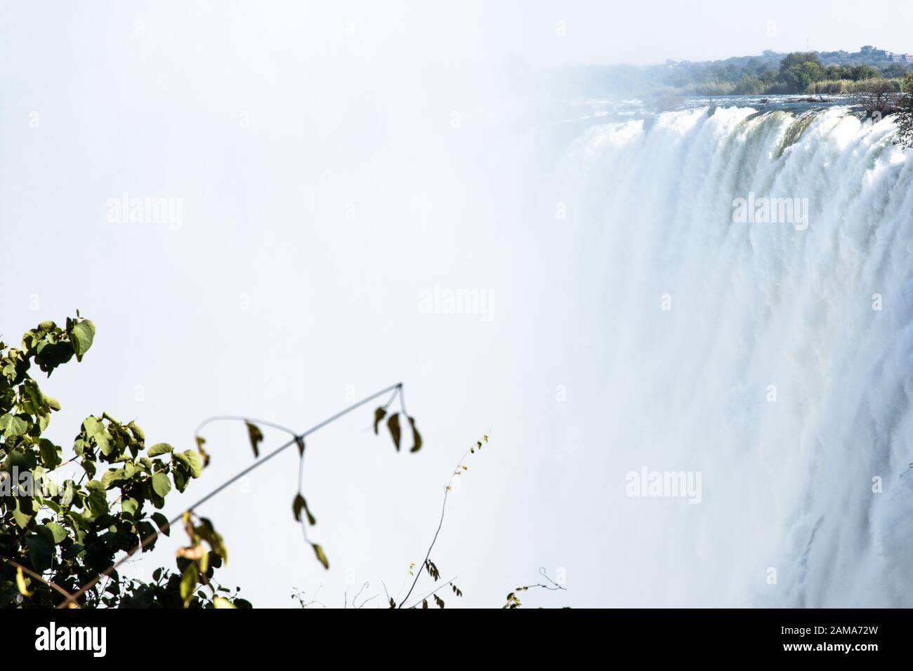 Blick auf Victoria Wasserfälle von der sambischen Seite des Sambesi, mit steigenden Nebel Stockfoto