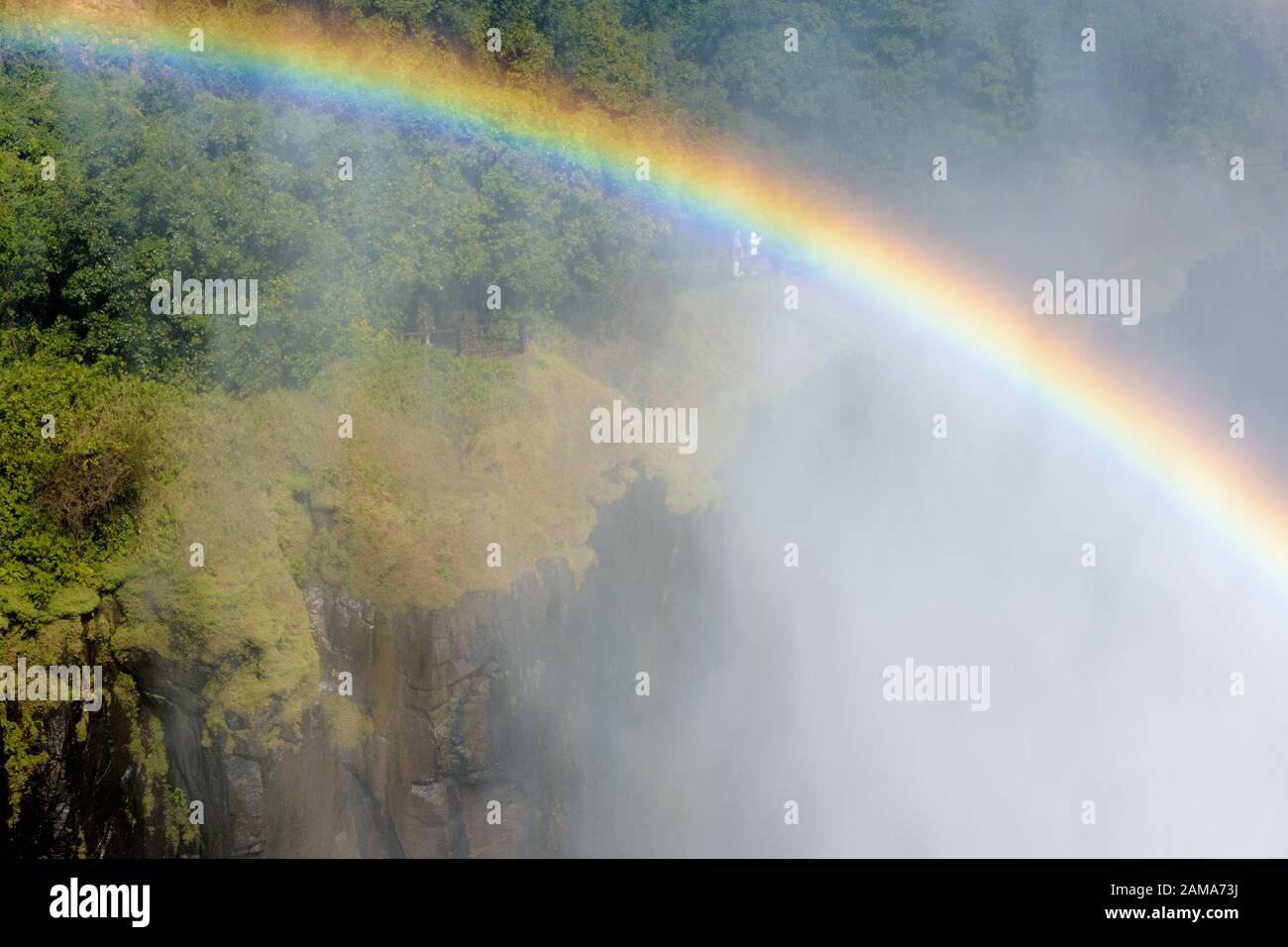 Aussichtspunkt an Victoria Falls auf der sambischen Seite der Sambesi, mit Regenbogen und Nebel Stockfoto