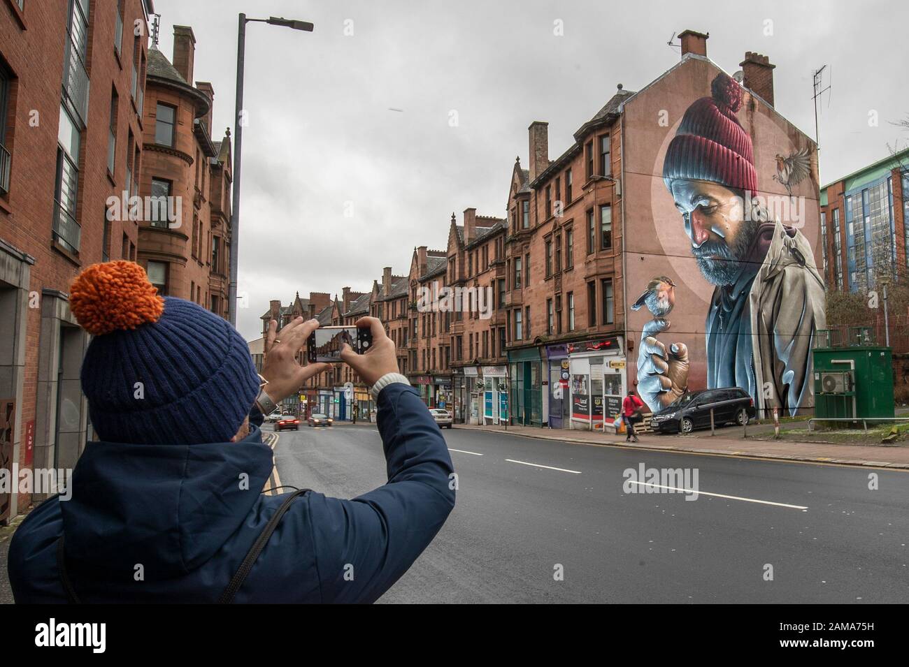 Eine der bekanntesten Wandbilder Glasgows, von Straßenkünstler Smug, stellt einen modernen St Mungo dar, der auf die Geschichte des Vogels Verweist, Der Nie Flog. Der 13. Januar ist der Festtag von St. Mungo, der der Schutzpatron und Gründer der Stadt Glasgow ist. Stockfoto