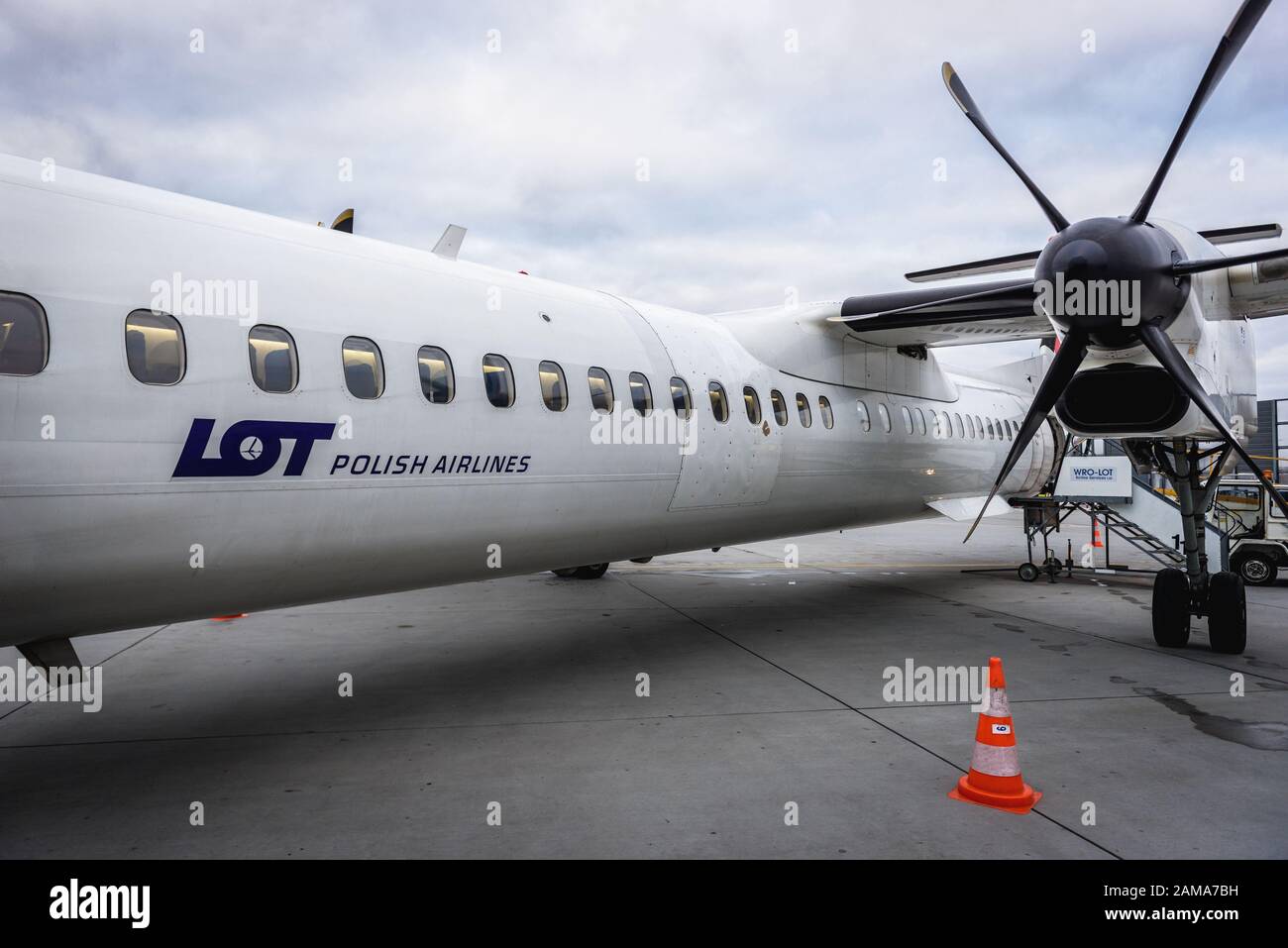 Bombardier Q400 NextGen Turboprop-Flugzeug von LOT Polish Airlines auf dem Chopin-Flughafen in Warschau, Polen Stockfoto