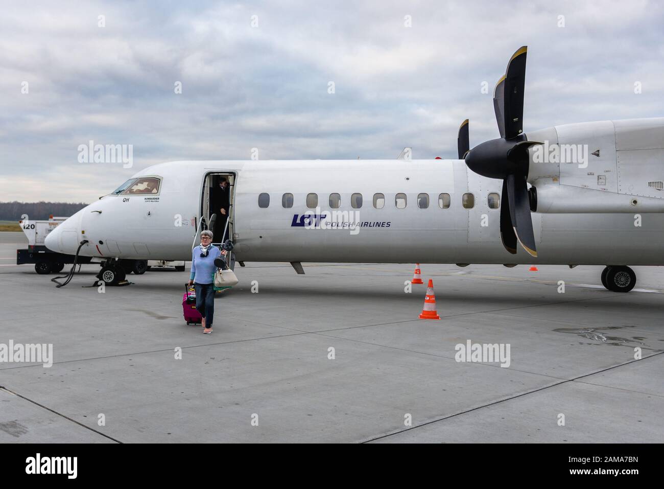 Bombardier Q400 NextGen Turboprop-Flugzeug von LOT Polish Airlines auf dem Chopin-Flughafen in Warschau, Polen Stockfoto