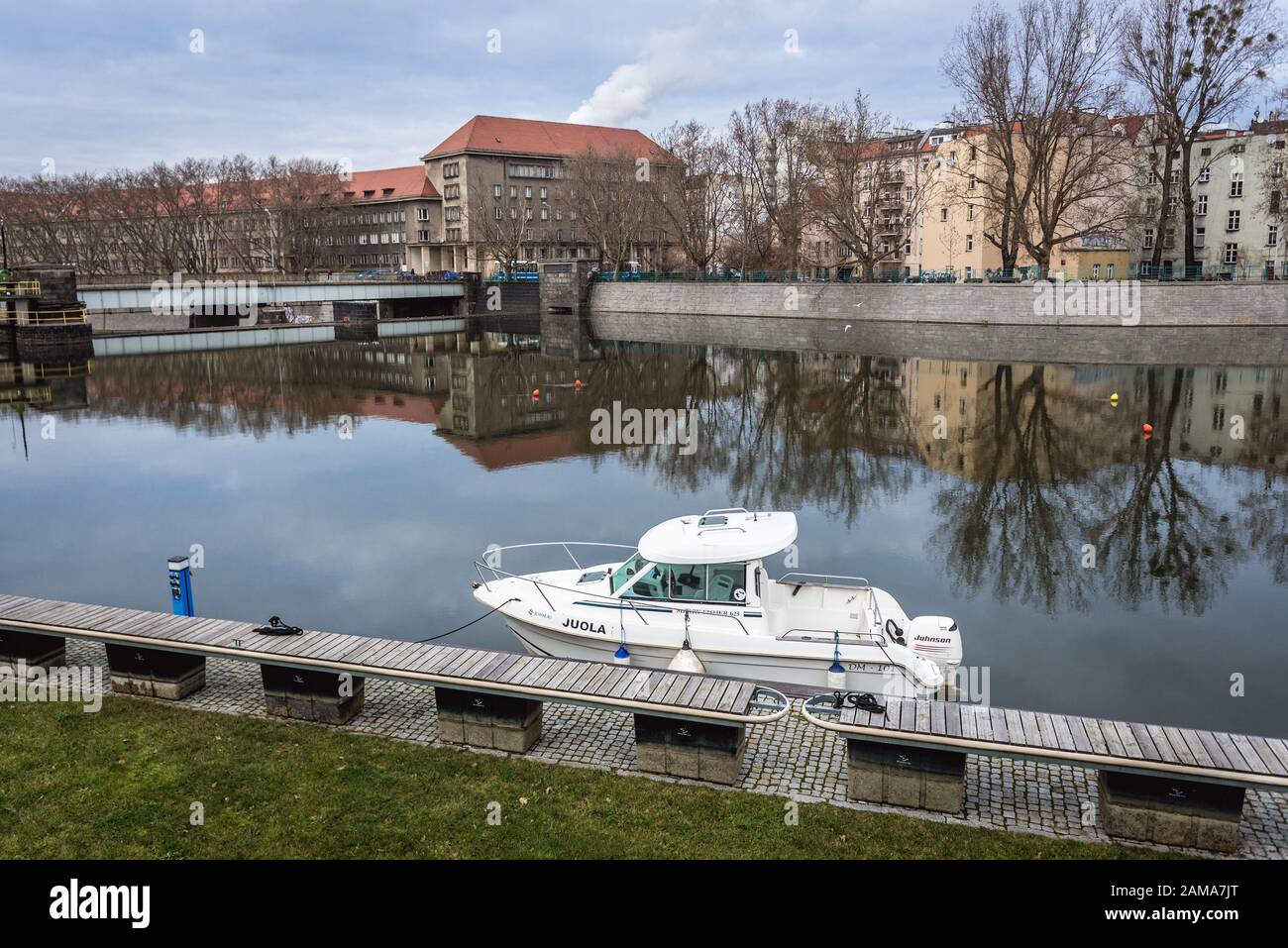 Blick von der Insel Kepa Mieszczanska an der oder mit Staatsarchiv und Universitätsgebäude in Wroclaw, Region Silesia in Polen Stockfoto