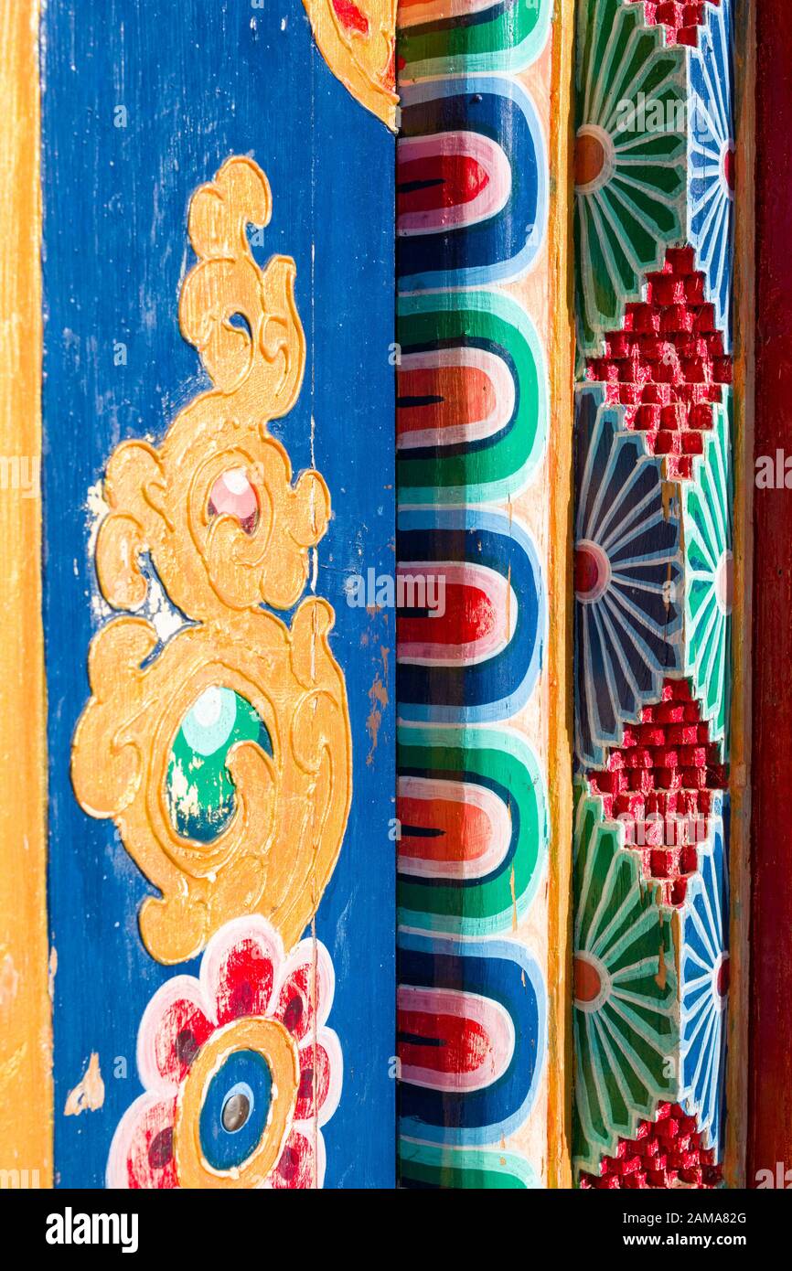 Bunte dekorative Lackierungen an der Tür eines buddhistischen Klosters in Nepal Stockfoto