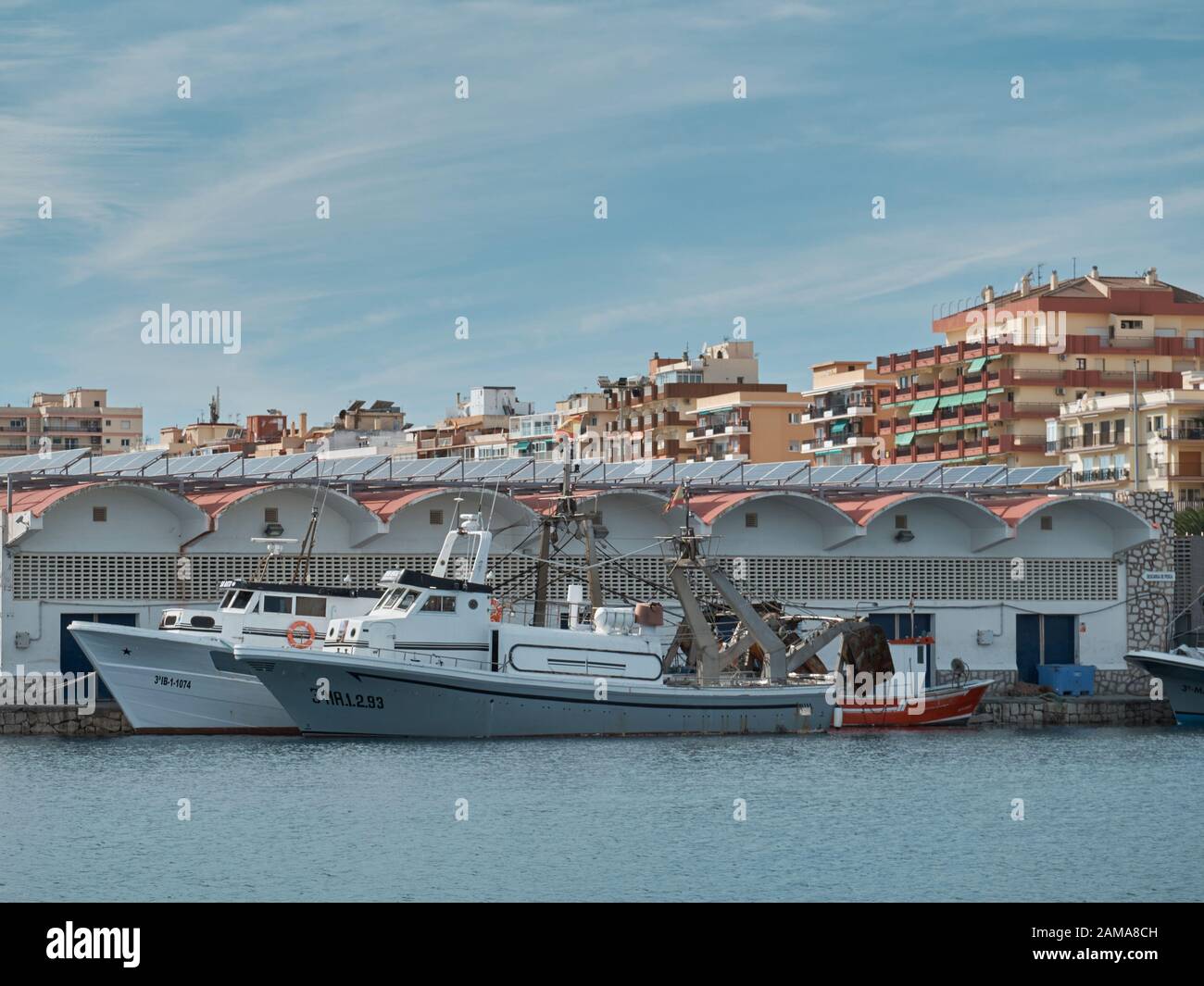 Fischerboote, Hafen von Fuengirola, Provinz Málaga, Andalusien, Spanien. Stockfoto