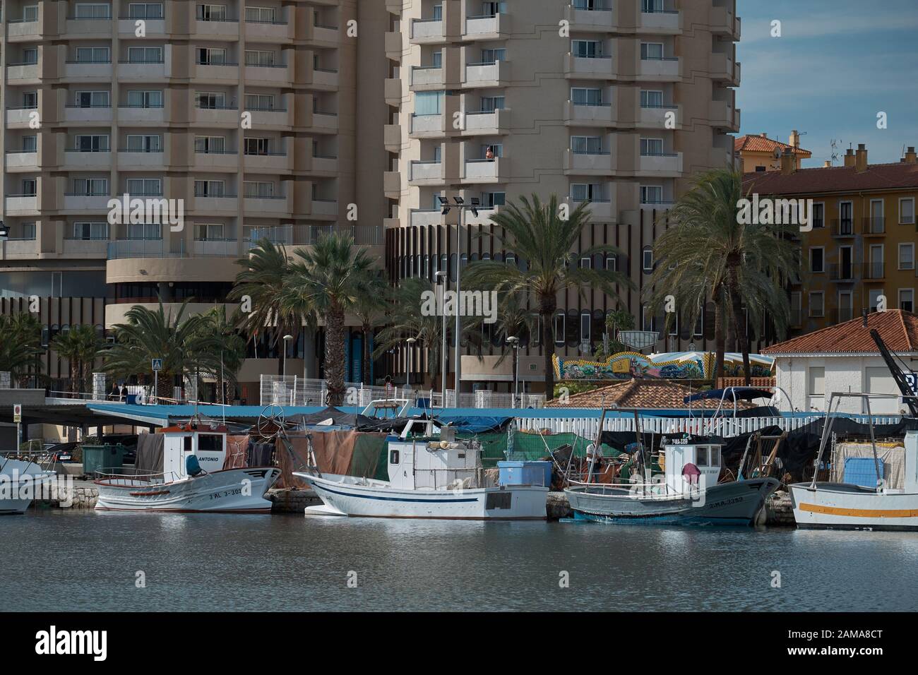 Fischerboote, Hafen von Fuengirola, Provinz Málaga, Andalusien, Spanien. Stockfoto