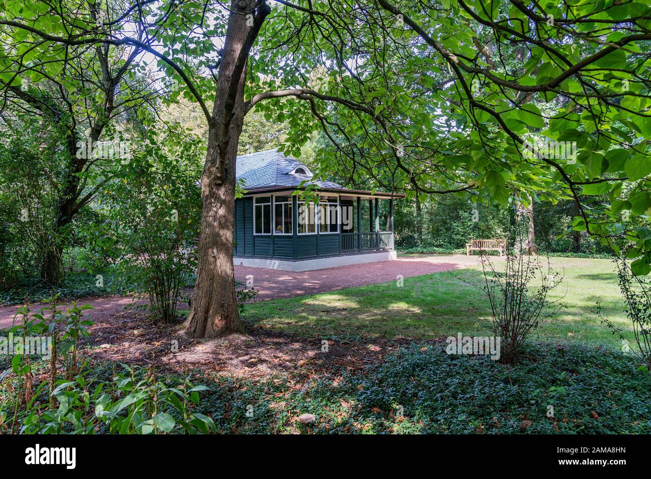 Krefeld - Blick vom Park auf Garden-Cabin im Museum House Esters, erbaut zwischen den Jahren von Mies van der Rohe, Nordrhein-Westfalen, Deutschland, 2 Stockfoto