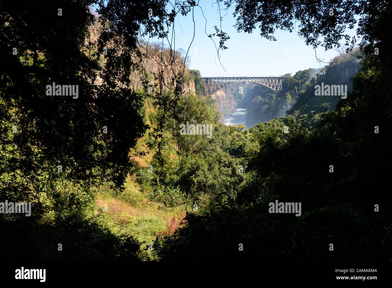 Blick auf den Victoria Falls Brücke über den Sambesi Fluss zwischen Simbabwe und Sambia aus den Pfad zu den kochenden Topf Sicht in Sambia Stockfoto