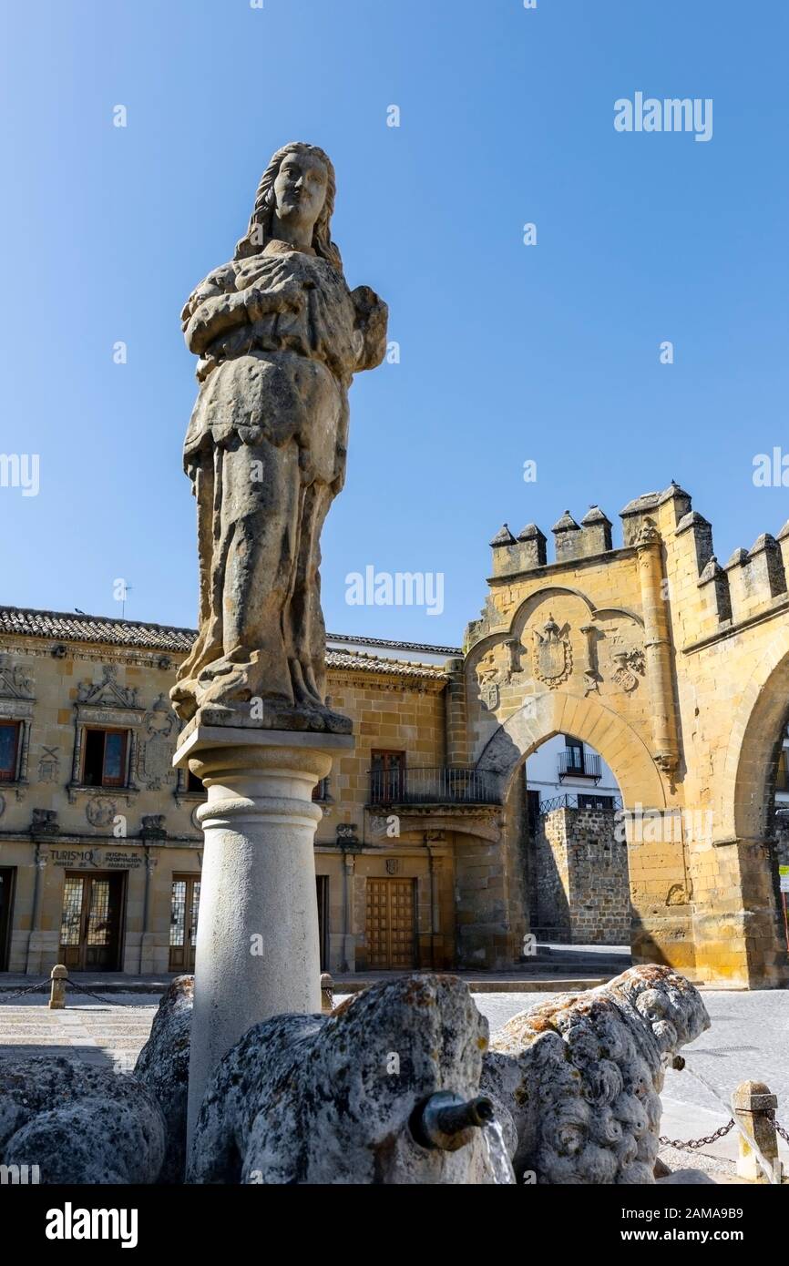 Fuente de los Leones, oder Brunnen des Löwen, in der Plaza del Populo, Baeza, Provinz Jaen, Andalusien, Spanien. Die ornamentale City Gate in der Rückseite Stockfoto