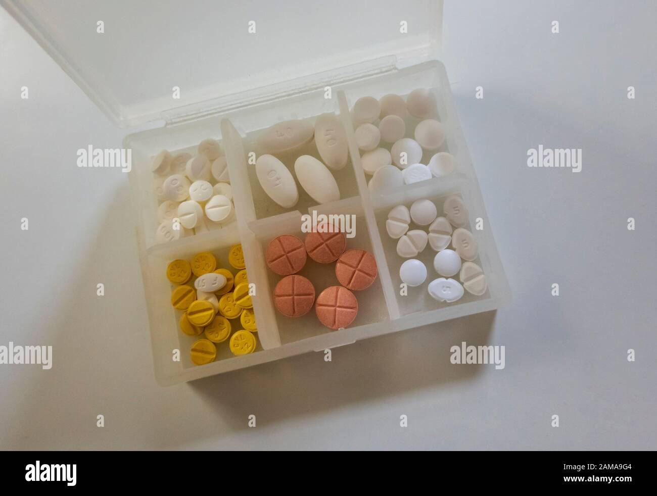 Eine Mischung aus Rx-Medikamenten für die Herzgesundheit in einer Kunststoffbox Stockfoto