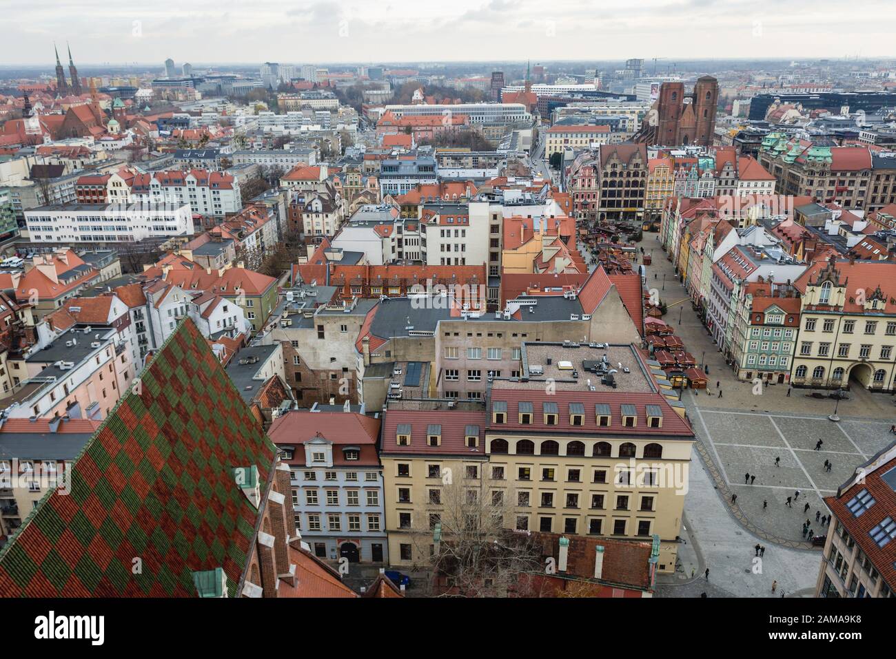 Panoramasicht von der Garnisonkirche in Der Altstadt von Wroclaw, Polen - die St.-Maria-Magdalena-Kirche auf der rechten Seite Stockfoto