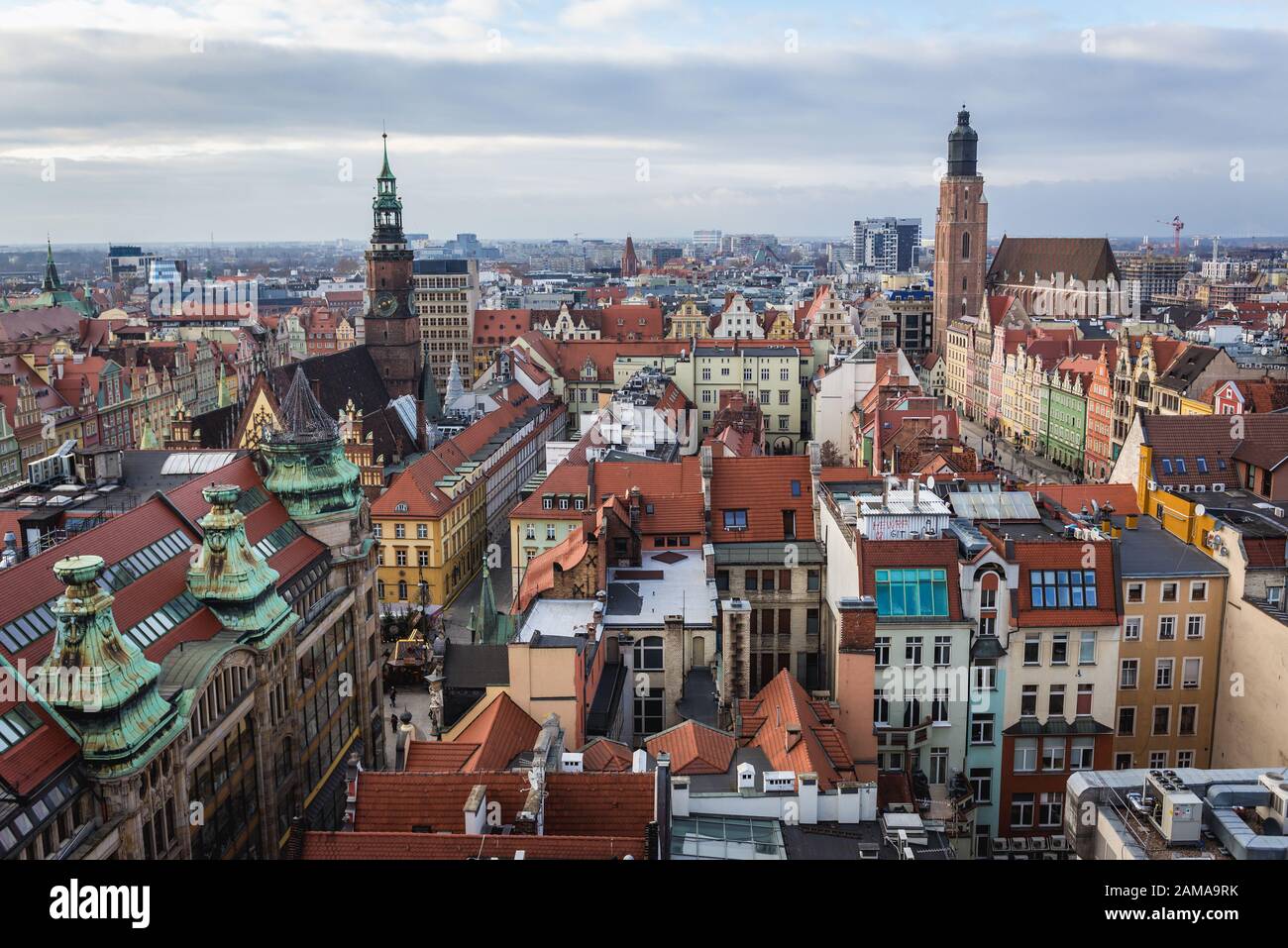 Altstadt von Wroclaw mit Altem Rathausbau und Basilika der heiligen Elisabeth von der sogenannten Hexenbrücke an der St.-Marien-Magdalena-Kirche, Polen, aus gesehen Stockfoto