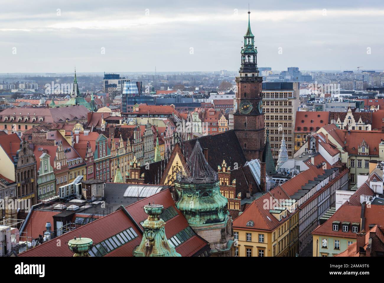 Alter Rathausturm von der sogenannten Hexenbrücke zwischen Türmen der gotischen Maria-Magdalena-Kathedrale in der Altstadt von Wroclaw, Polen Stockfoto