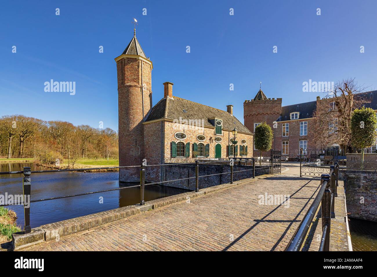 Domburg - Nähe zur Burg Westhove, die als Jugendherberge genutzt wird,  Zeeland, Niederlande, 20.03.2018 Stockfotografie - Alamy