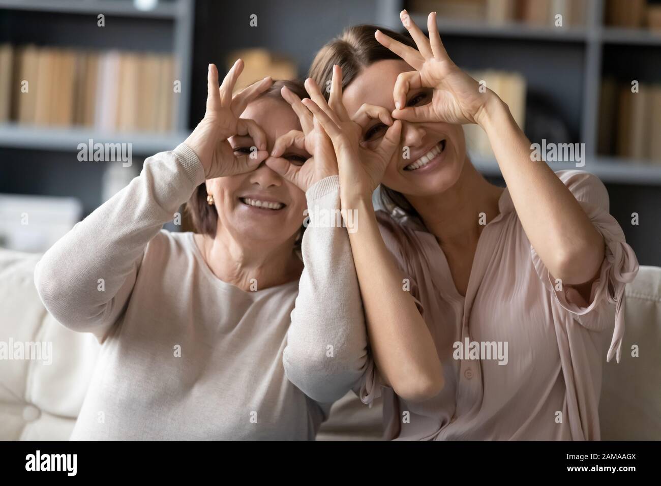 Aufgeregte Erwachsene Mutter und Tochter machen lustige Gesten, die posieren Stockfoto