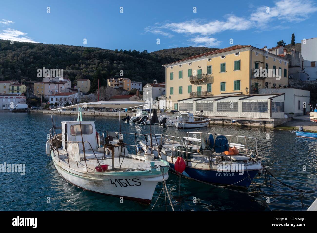Valun, Island Cres, Kroatien - 1. Januar 2020: Altstadt und Hafen von Valun.It ist ein kleines Fischerdorf auf der Insel Cres im kvarner Golf in Croa Stockfoto