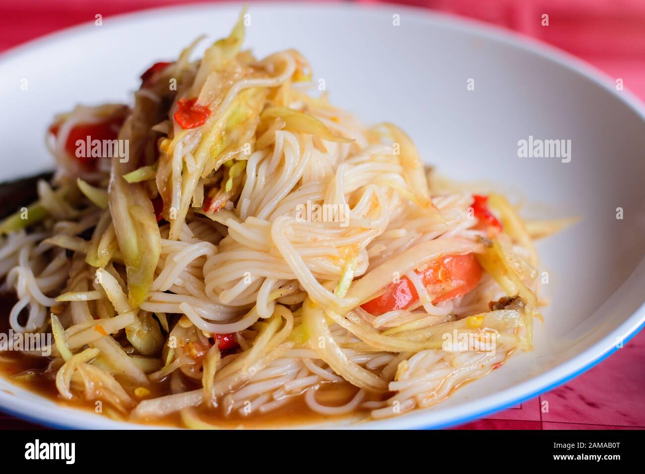 Nahaufnahme von Papaya-Salat mit Reisnudeln, thailändisches lokales Essen Stockfoto