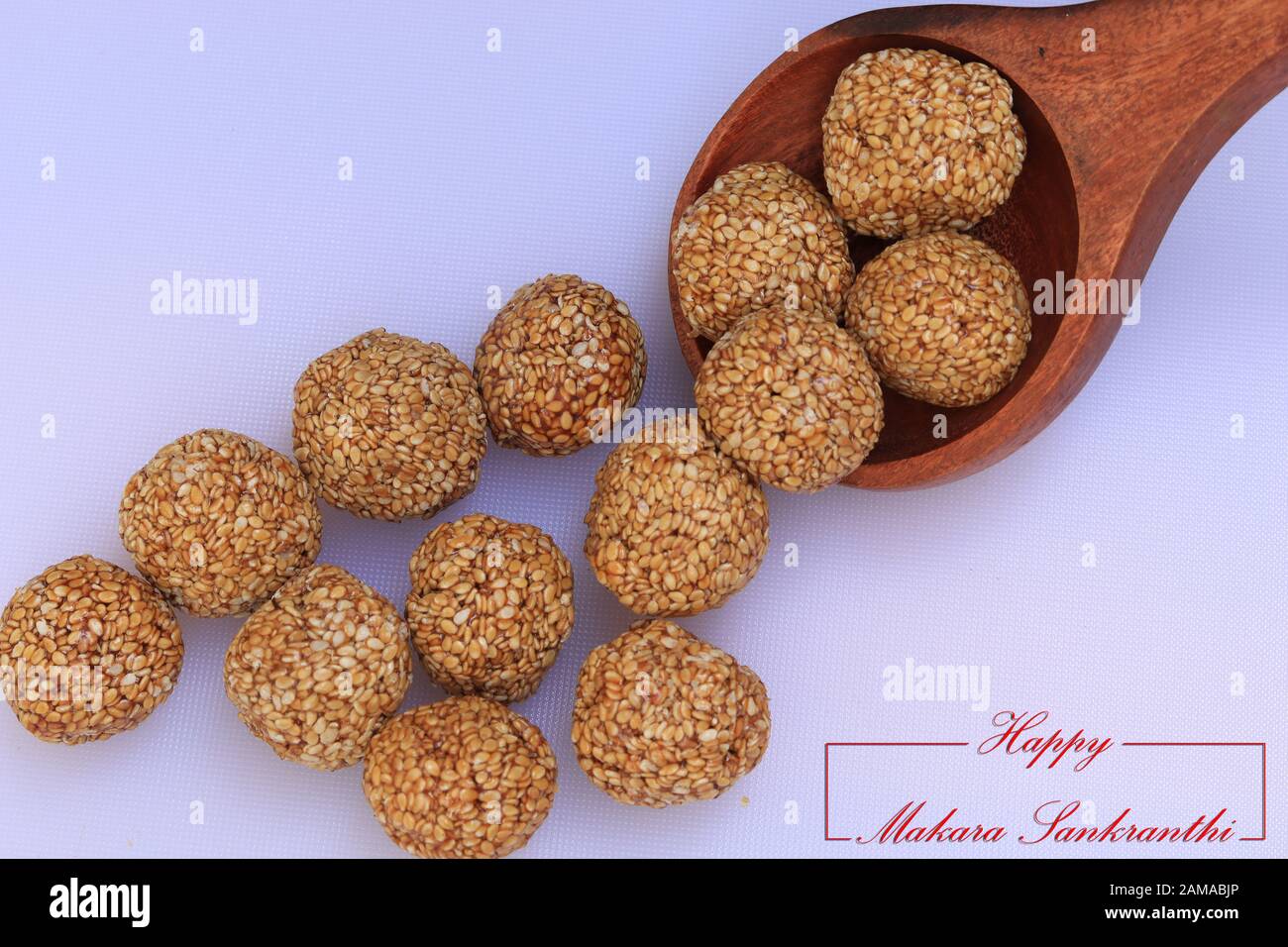 Bis Gul oder süß Sesam Laddu für Indische festival Makar Sankranti auf weißem Hintergrund Stockfoto