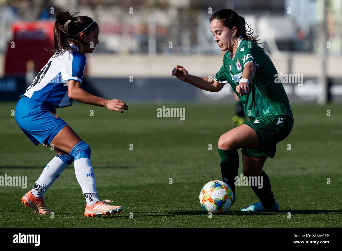 Barcelona Spanien 12 Januar Brenda Perez Vom Rcd Espanyol In Aktion Mit Nuria Von Abanca Depor Wahrend Der Spanischen Liga Primera Iberdrola Stockfotografie Alamy