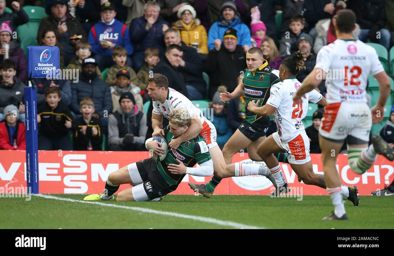 Northampton Saint Harry Mallinder bewertet den ersten Versuch des Spiels gegen Benetton Rugby während des Heineken Champions Cup Pool One Matches in Franklin's Gardens, Northampton. Stockfoto