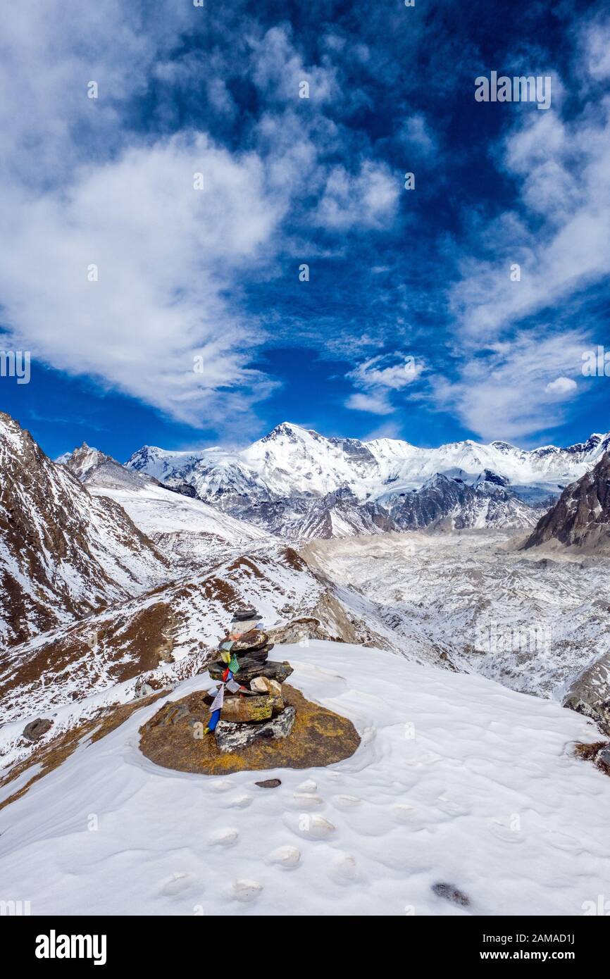 Ansicht des Ngozumba/Ngozumpa Gletscher in Richtung Cho Oyu Berg auf dem gokyo Trek in Nepal Himalaya Stockfoto