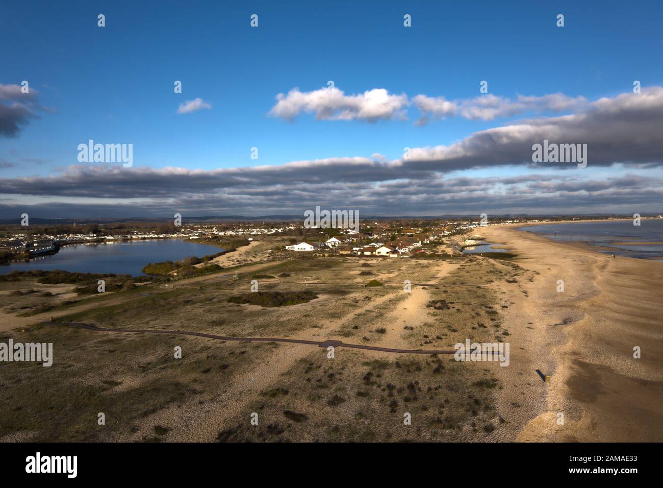 Pagham Village in Richtung West End neben dem Pagham Harbour Naturreservat Luftansicht am Strand an einem klaren und schönen Tag im Januar. Stockfoto