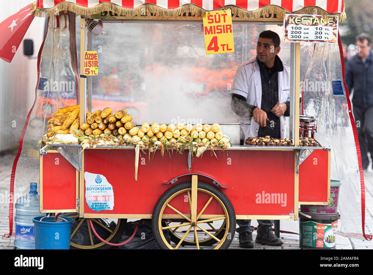 Istanbul - DEC 28: Verkäuferin von Kastanie und Mais im Sultanahmet District in Istanbul am 28. Dezember. 2019 in der Türkei Stockfoto