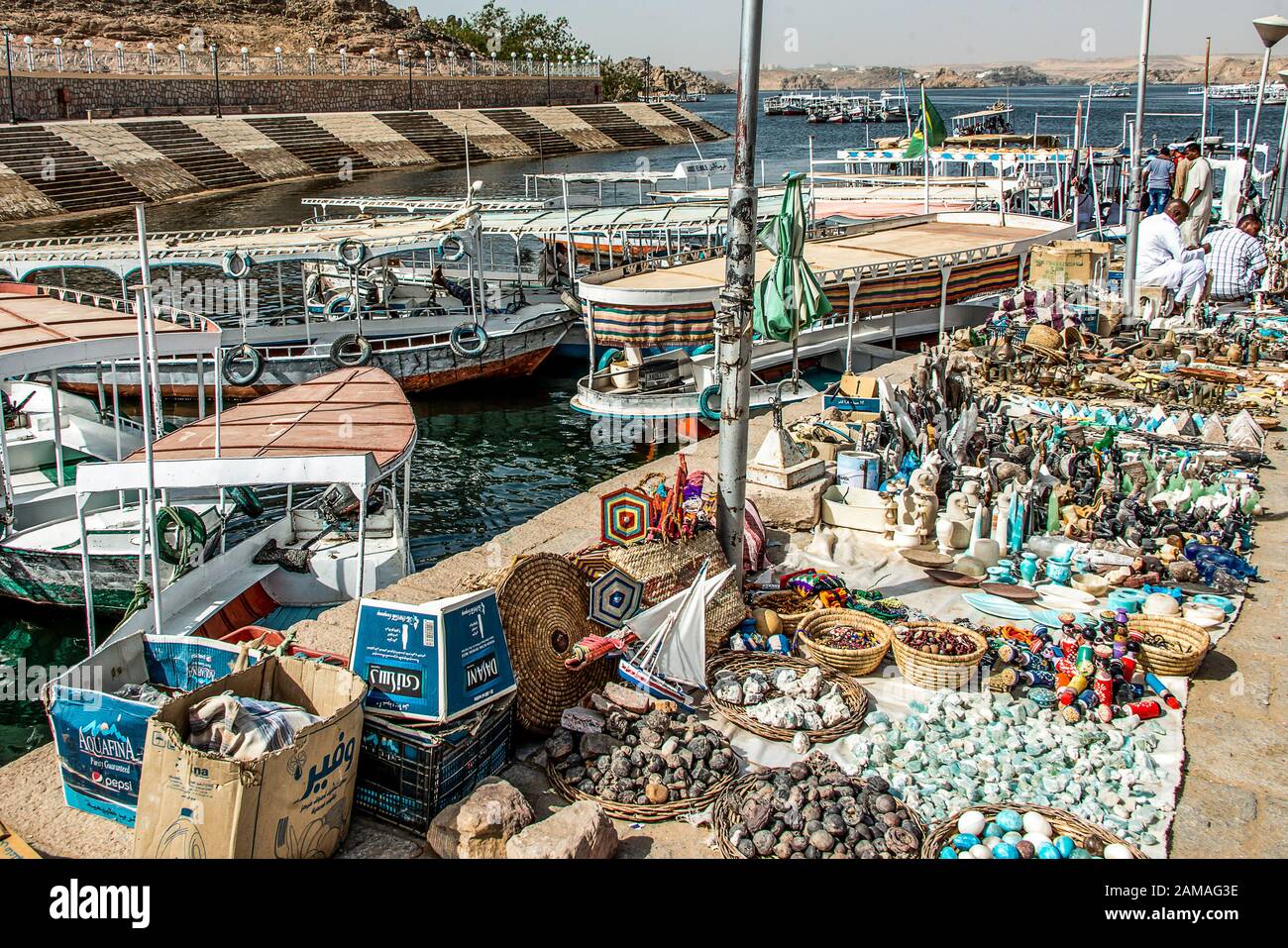 Ägyptischer Souvenier Stand in Marina Philae ÄGYPTEN 20.05.2018 Touristen Bootshafen zum Philea-Tempel UNESCO-Erbe. Stockfoto