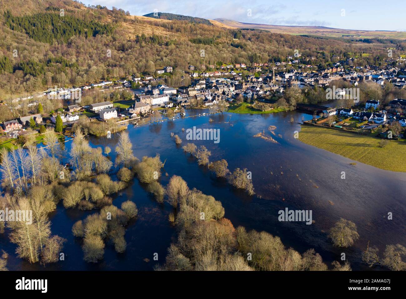 Callander, Schottland, Großbritannien. Januar 2020. Starke Regenfälle am Samstag führten dazu, dass der Fluss Teith seine Ufer brach und in der Stadt Callander in Trossachs, Stirlingshire, überschwemmt wurde. Parkplätze und an den Fluss angrenzende Immobilien in der Innenstadt lagen unter einem Meter Wasser. Stirlingshire Iain Masterton/Alamy Live News Stockfoto