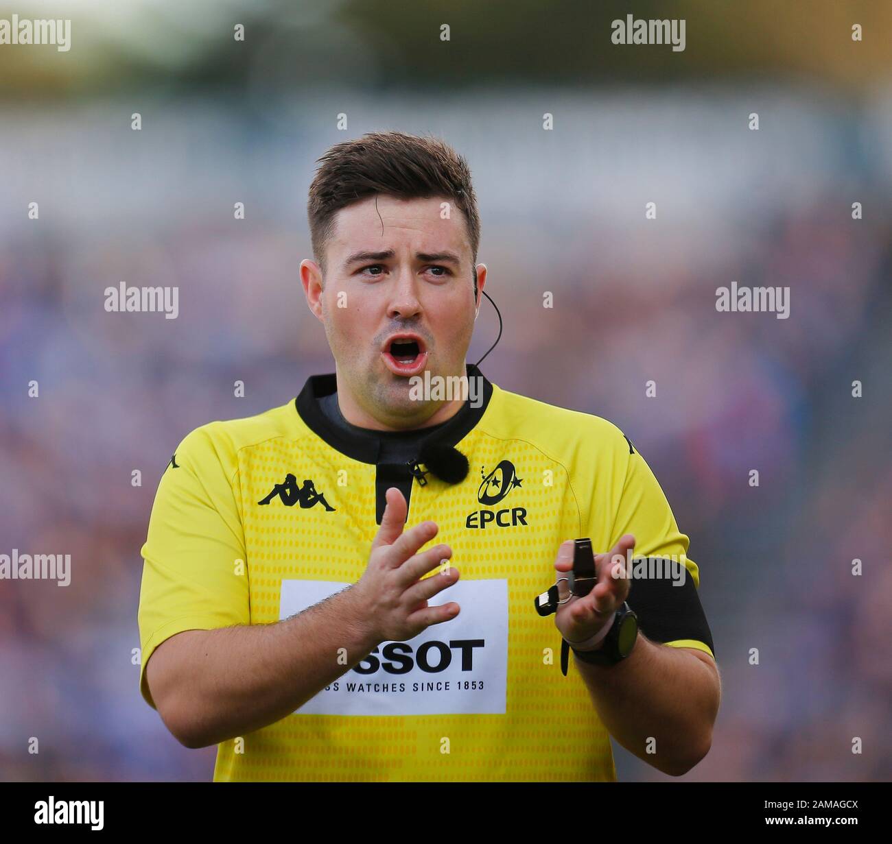 RDS Arena, Dublin, Leinster, Irland. Januar 2020. Heineken Champions Cup Rugby, Leinster gegen Lyon Olympique Universitaire; Schiedsrichter Ben Whitehouse berät sich mit dem TMO - Editorial Use Credit: Action Plus Sports/Alamy Live News Stockfoto