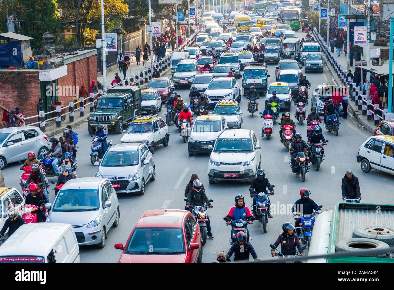 Starker Verkehr auf den Straßen von Kathmandu, der Hauptstadt Nepals Stockfoto