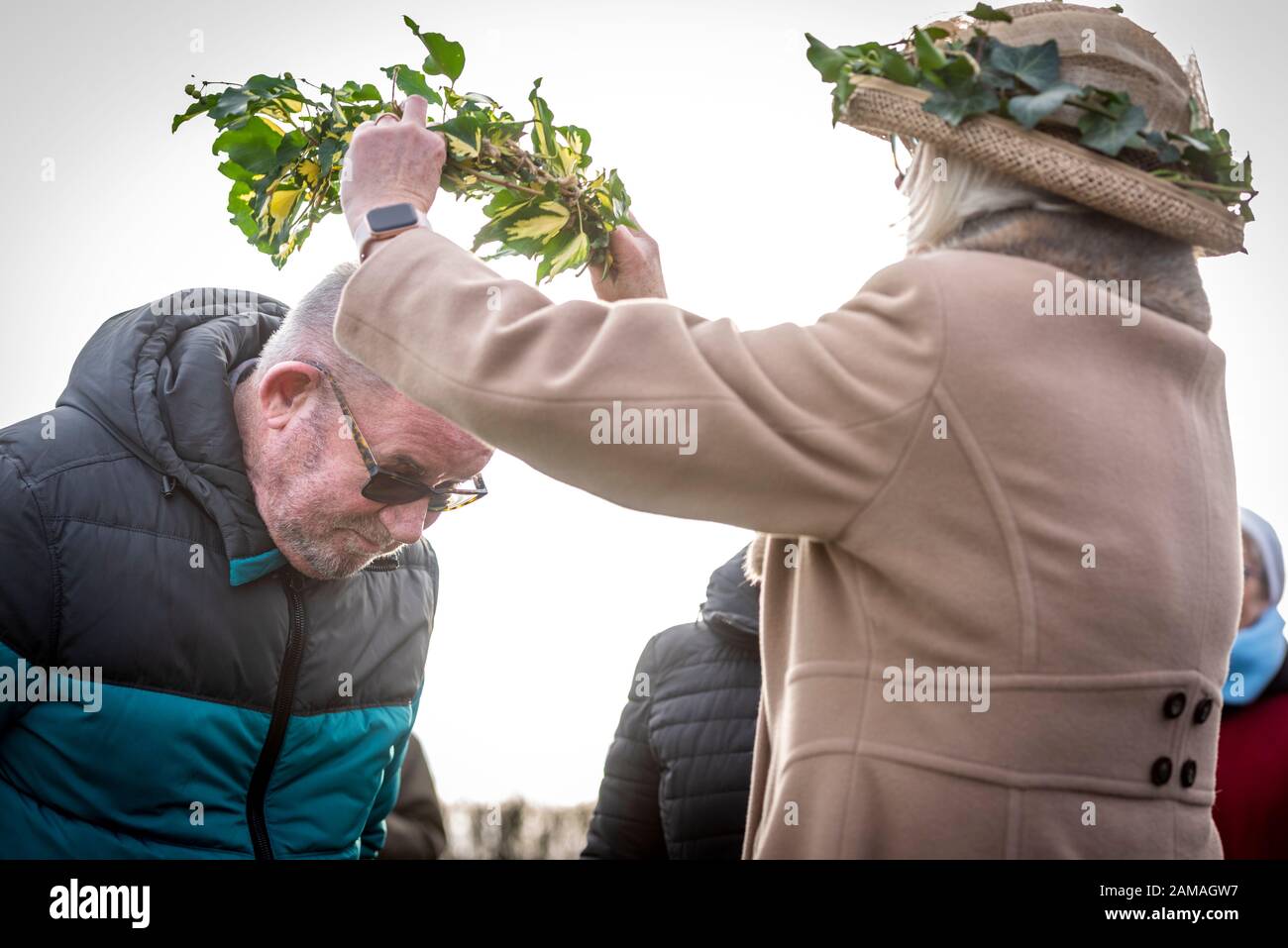 Willingham, Cambridgeshire, Großbritannien. Januar 2020. Dorfbewohner feiern die alte Tradition des Wachens in der Gemeinde Obstgarten, um die Obstbäume zu wecken und böse Geister wegzuschrecken, um eine gute Ernte im Herbst zu gewährleisten. Ein König und eine Königin des Wassails wurden gekrönt, Gedichte rezitiert, Apfelwein betrunken und Töpfe und Pfannen nosoly geschlagen, um böse Geister abzuschrecken. Das Gebiet war einst eine große Obstbauregion, aber jetzt sind nur noch wenige Obstgärten übrig. Kredit: Julian Eales/Alamy Live News Stockfoto