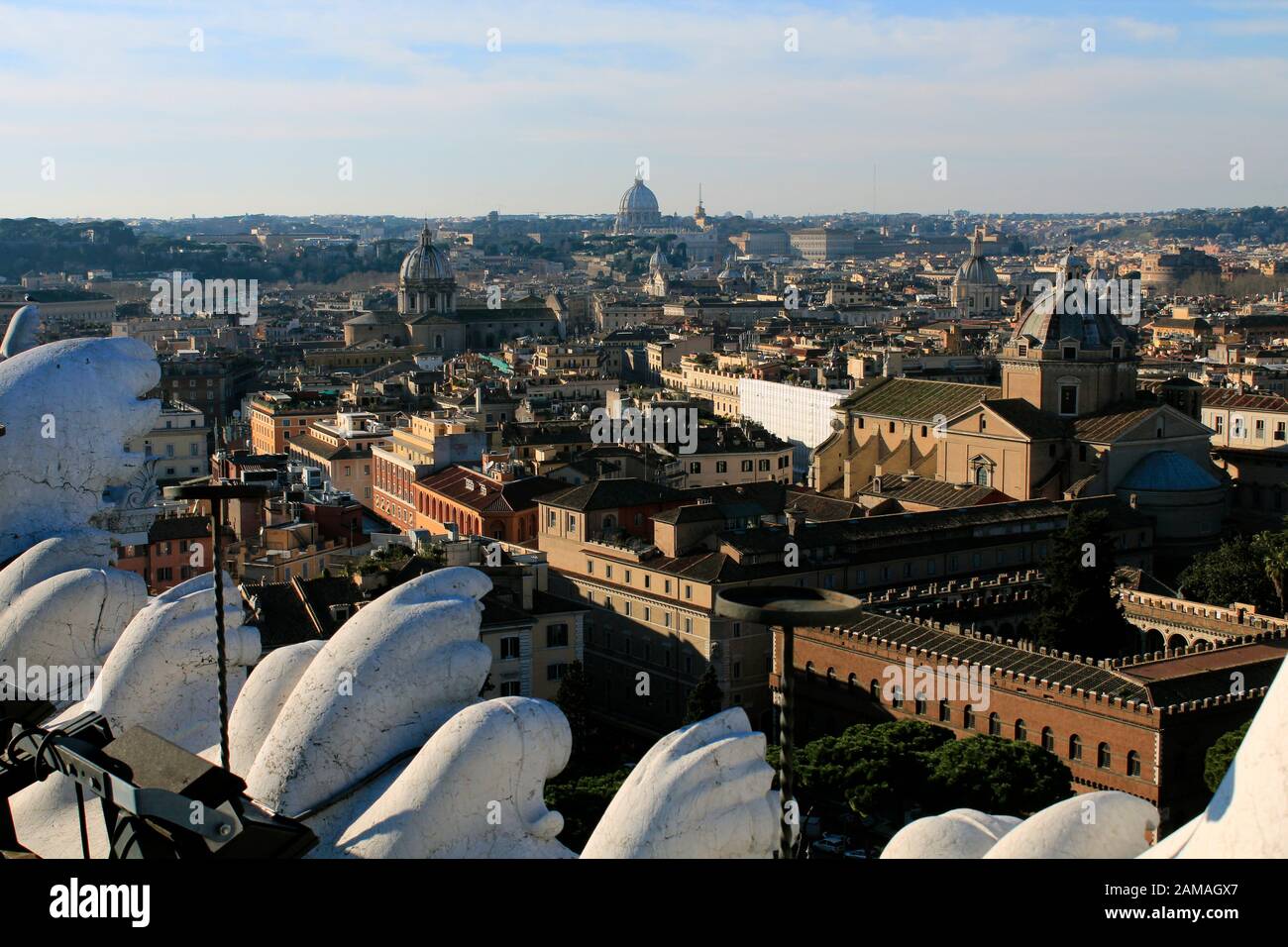 Vatikans Petersdom an der Skyline mit Blick auf Rom vom Dach des Vittorio Emmanuelle II Denkmals. Stockfoto