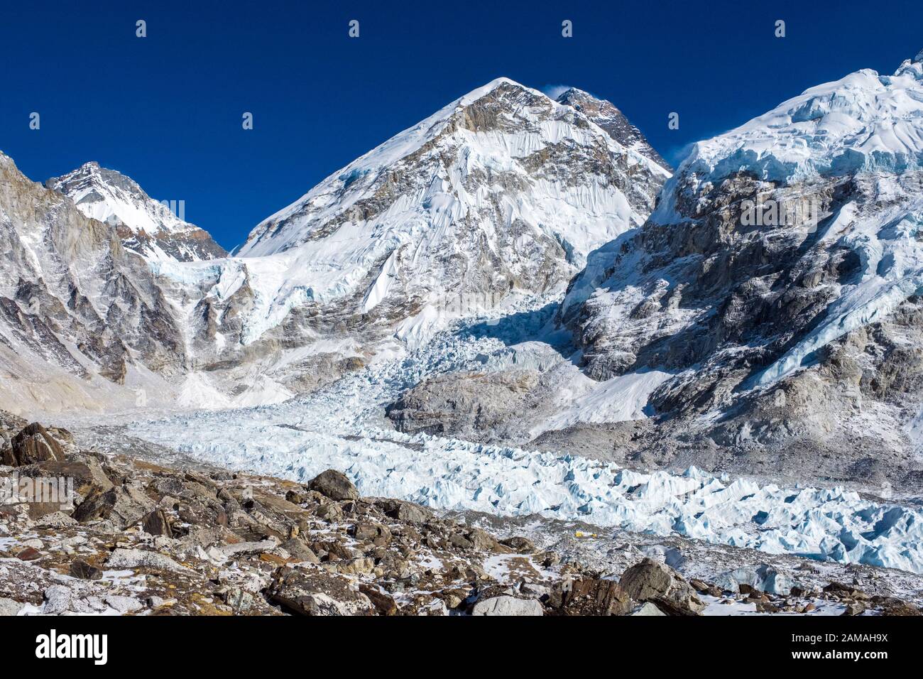 Der Khumbu-Gletscher im Nepal Himalaya, der oft als Teil des Everest Base Camp Trek besucht wird Stockfoto