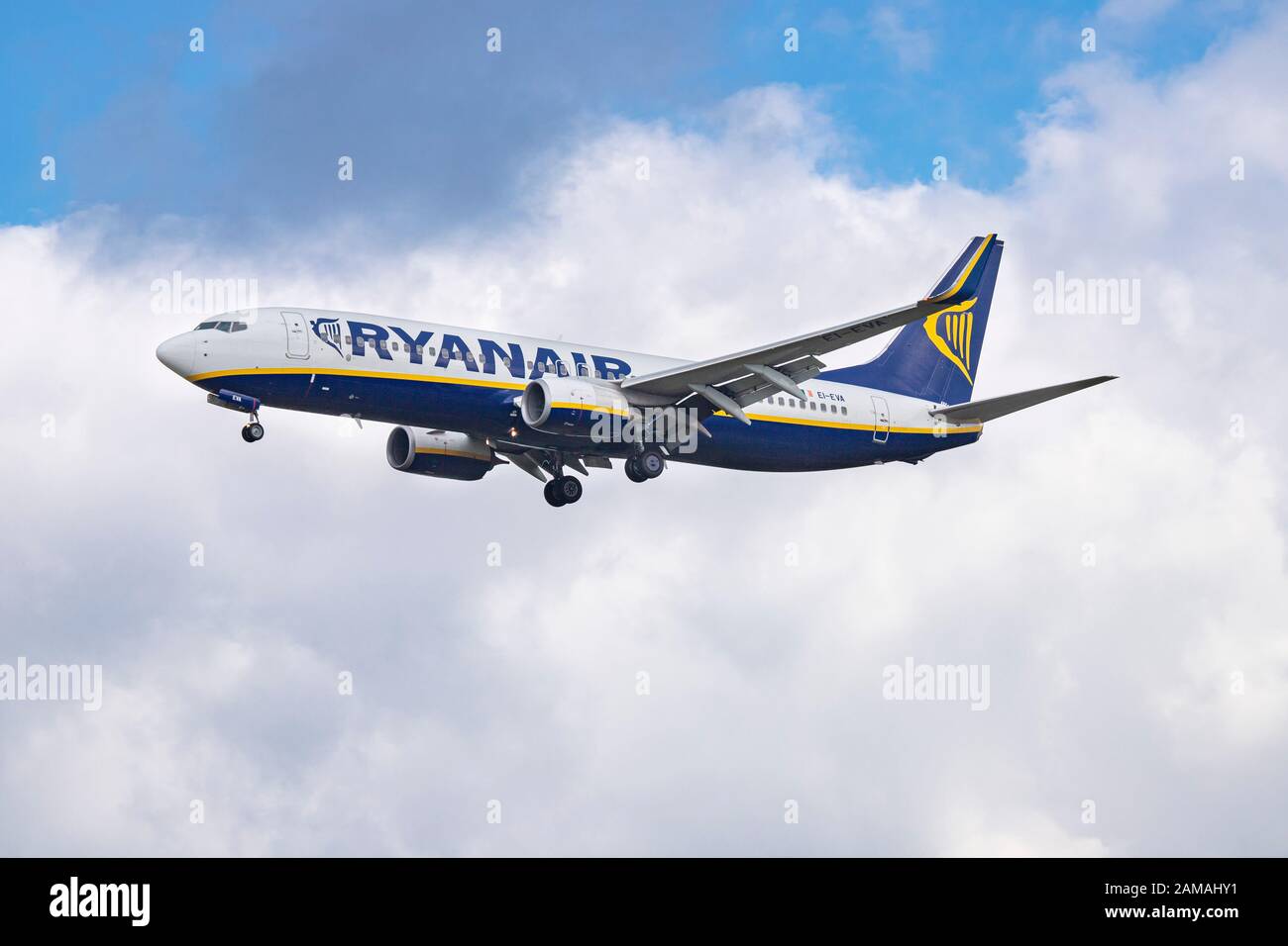 Boeing 737-800 Ryanair-Flugzeuge landen auf dem Flughafen Eindhoven in den Niederlanden. Stockfoto