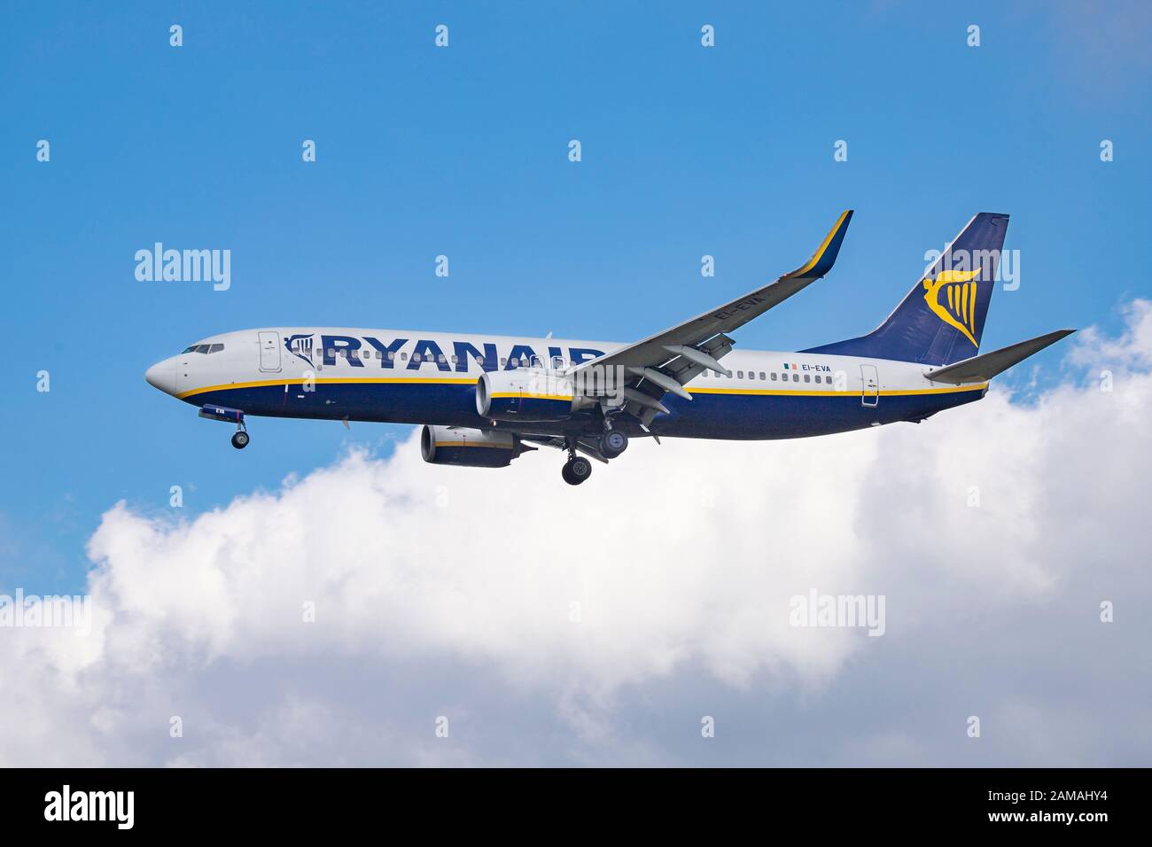 Boeing 737-800 Ryanair-Flugzeuge landen auf dem Flughafen Eindhoven in den Niederlanden. Stockfoto
