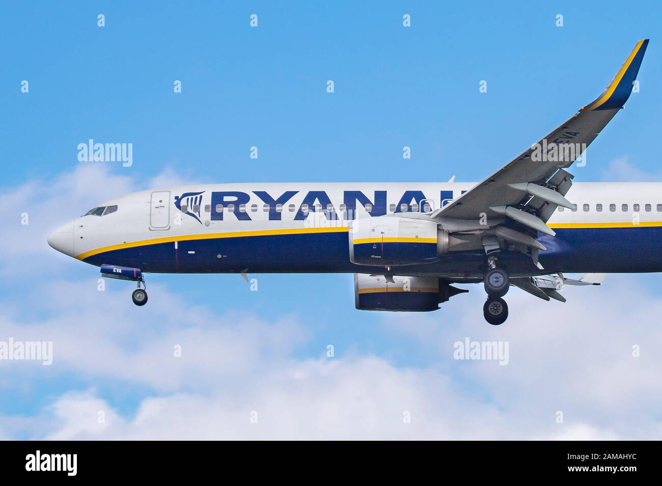Boeing 737-800 Ryanair-Flugzeuge landen auf dem Flughafen Eindhoven in den Niederlanden. Stockfoto